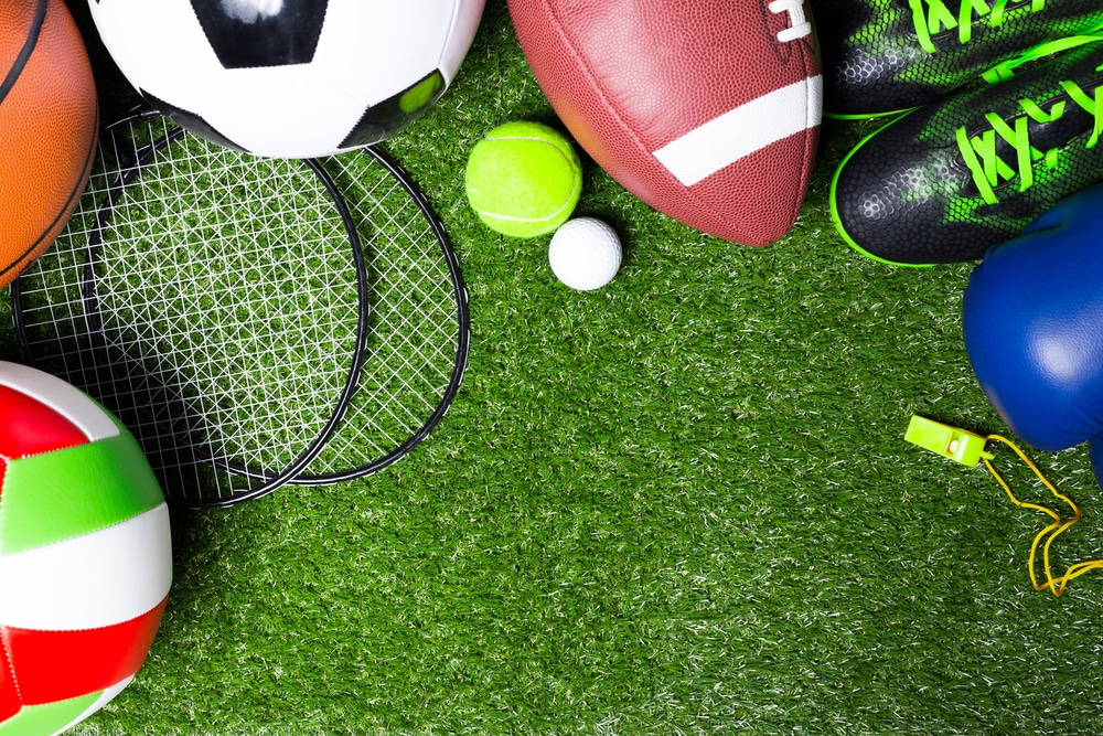 razni sportski rekviziti kao što su lopte, kopačke i reketi za tenis